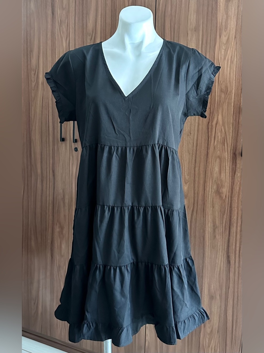 Style House Black Tiered V-Neck Ruffle Dress LARGE